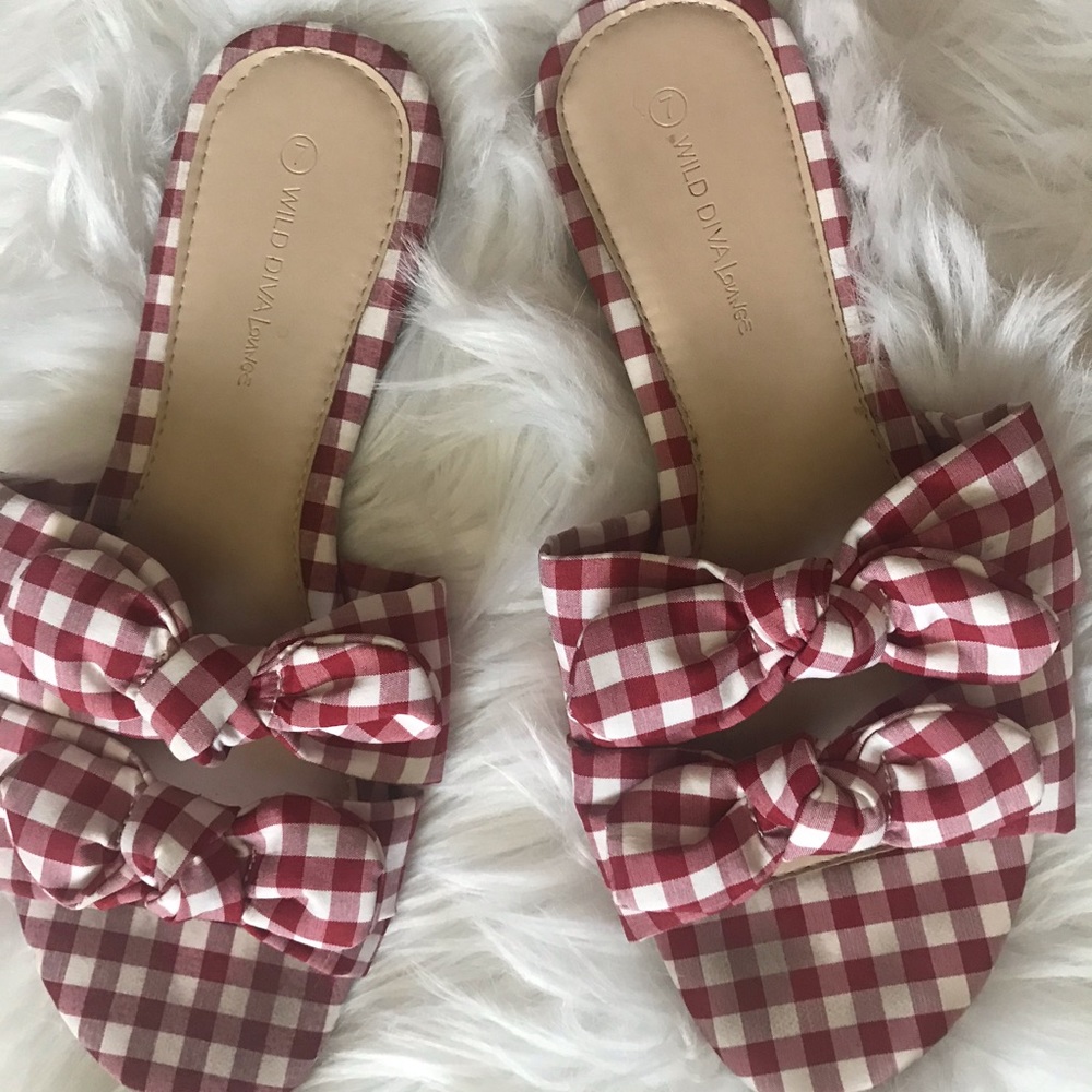 Lulu’s gingham slides